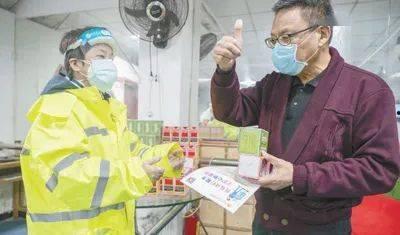 社区干部吃瓜事件,一场意外的舆论漩涡