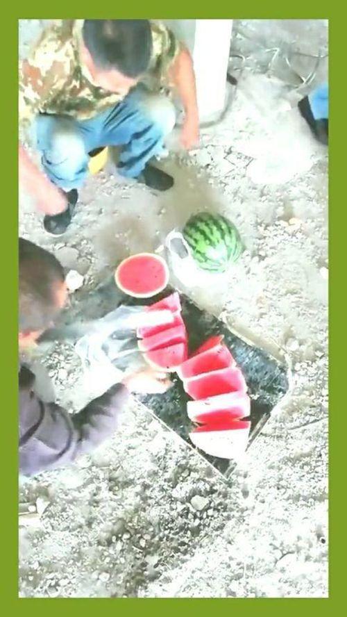 装修工人吃瓜,吃瓜成趣