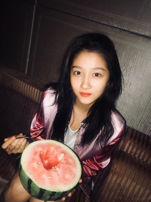 吃瓜图片自拍,我的吃瓜自拍瞬间